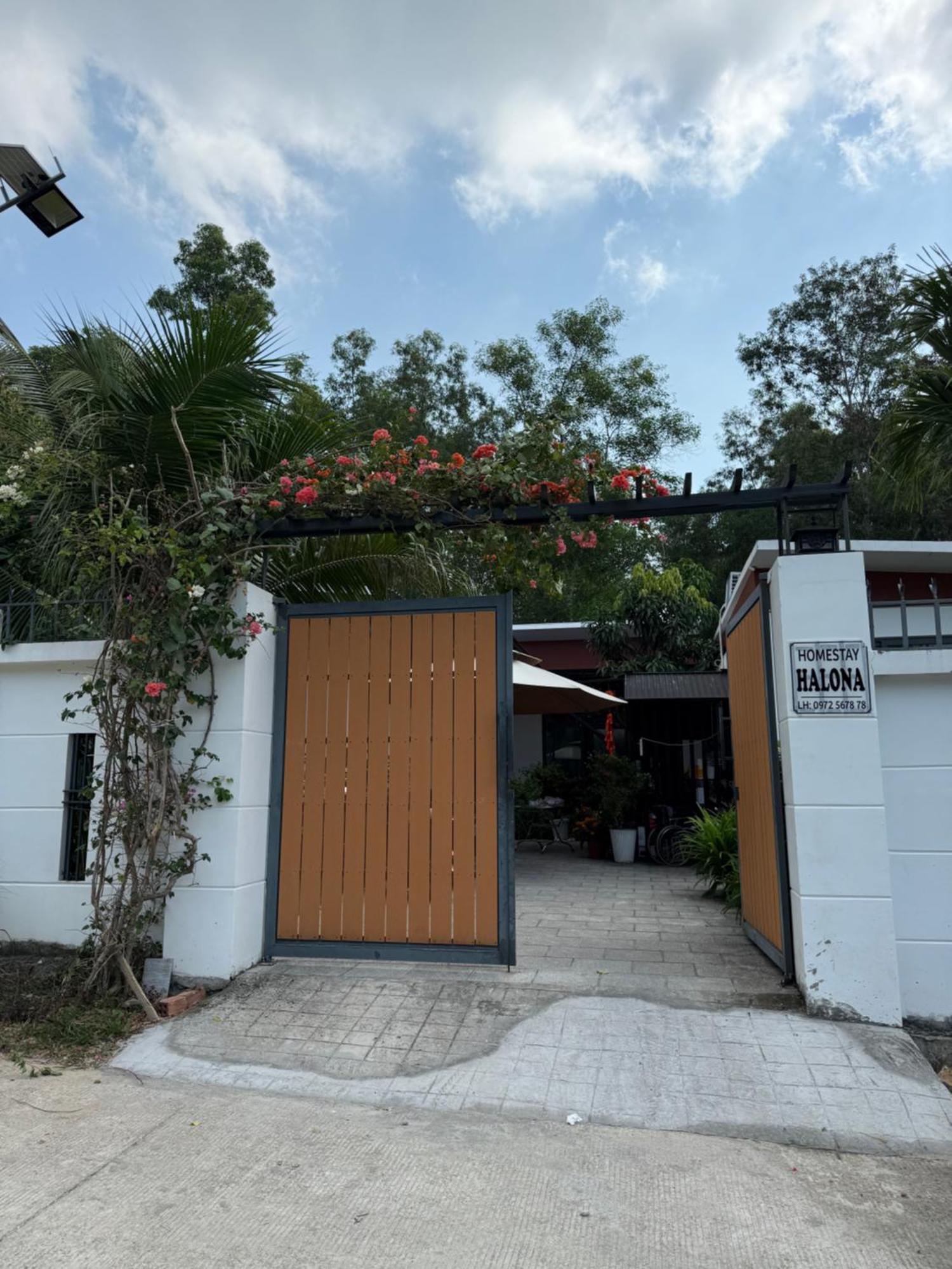 Halona Homestay *